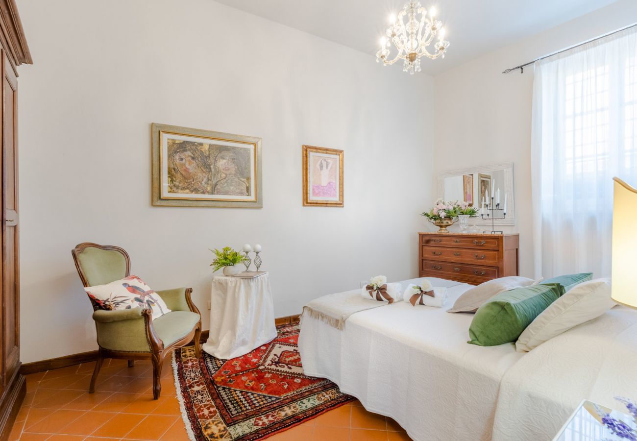 Ferienwohnung in Lucca - The Garden Along The Stream, romantic apartment with private garden inside the walls of Lucca