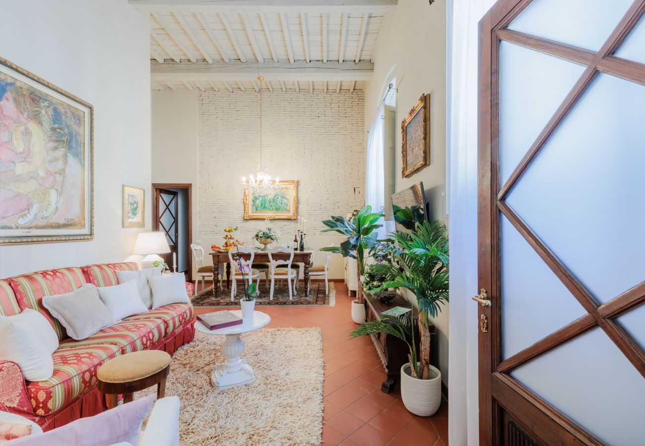 Ferienwohnung in Lucca - The Garden Along The Stream, romantic apartment with private garden inside the walls of Lucca