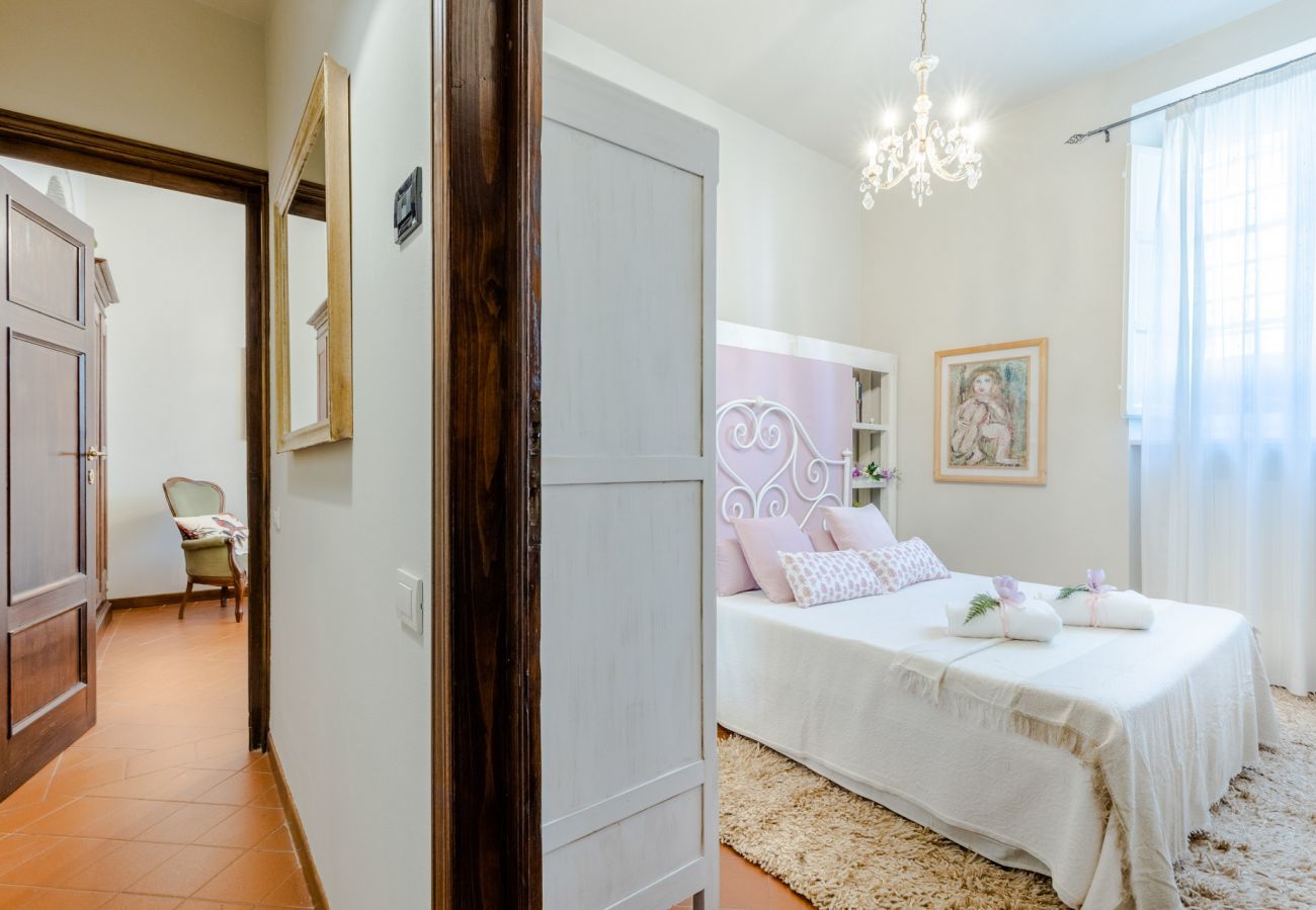 Ferienwohnung in Lucca - The Garden Along The Stream, romantic apartment with private garden inside the walls of Lucca