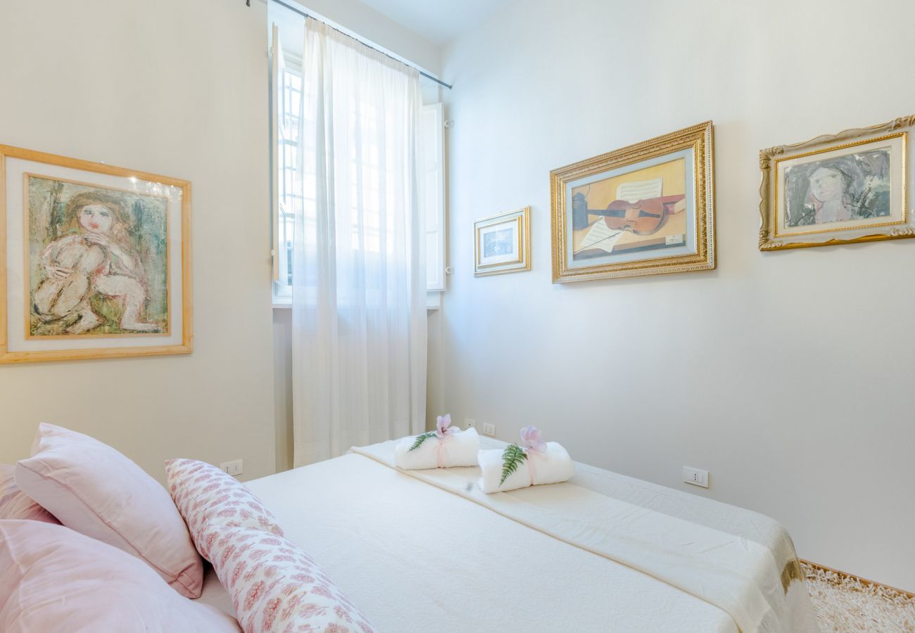 Ferienwohnung in Lucca - The Garden Along The Stream, romantic apartment with private garden inside the walls of Lucca