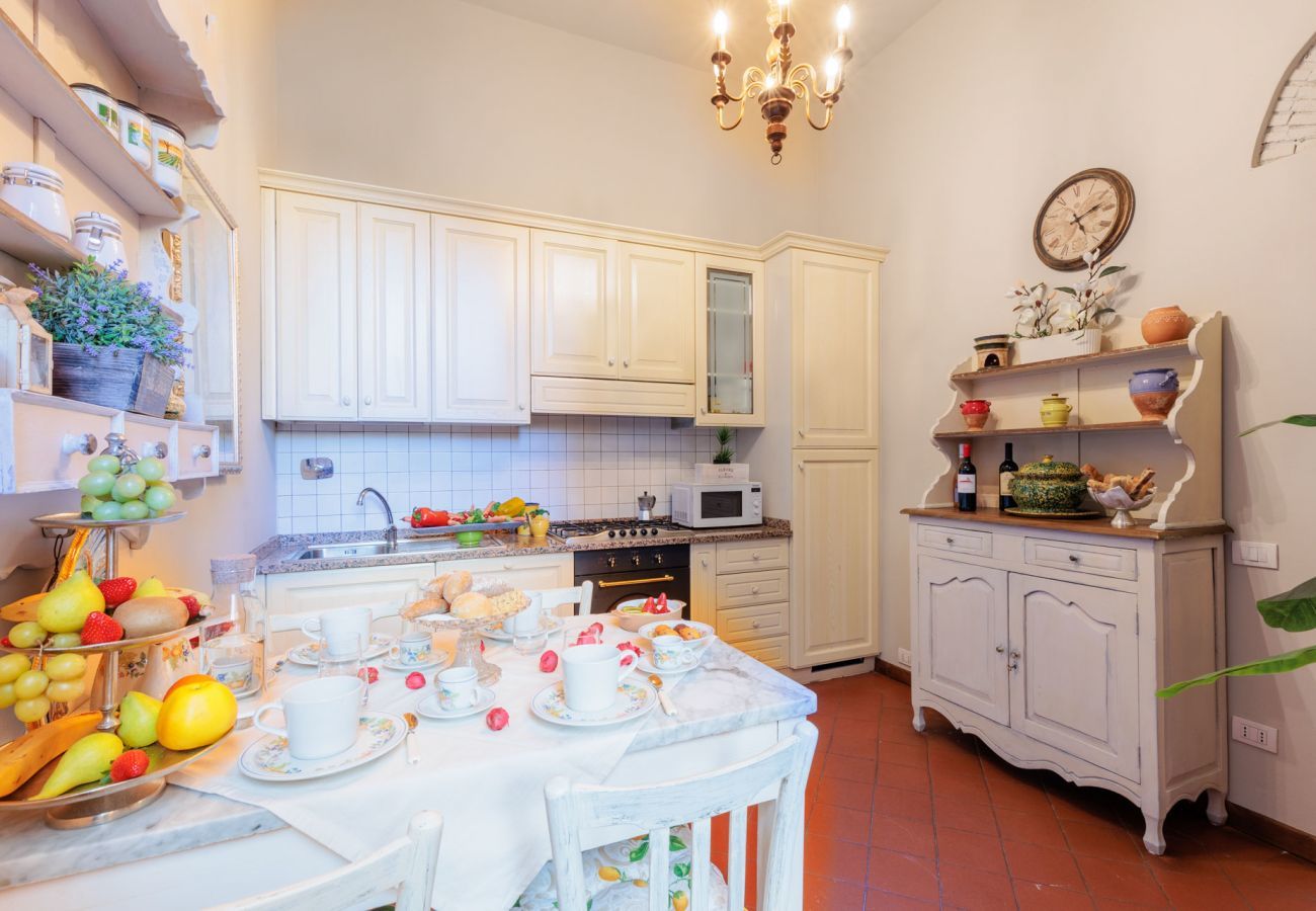 Ferienwohnung in Lucca - The Garden Along The Stream, romantic apartment with private garden inside the walls of Lucca