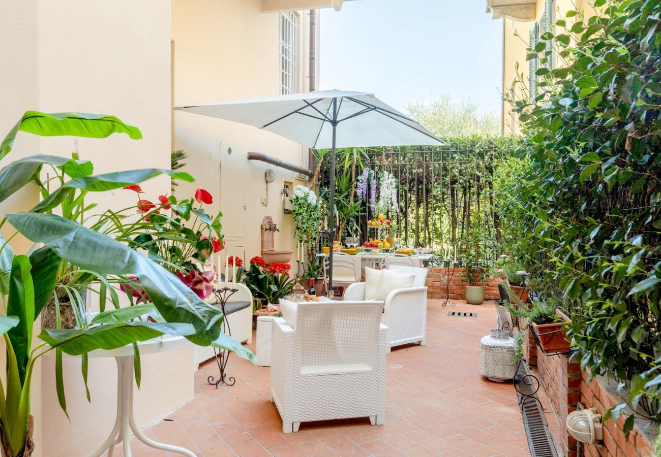 Ferienwohnung in Lucca - The Garden Along The Stream, romantic apartment with private garden inside the walls of Lucca