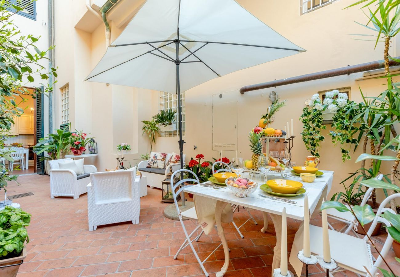 Ferienwohnung in Lucca - The Garden Along The Stream, romantic apartment with private garden inside the walls of Lucca