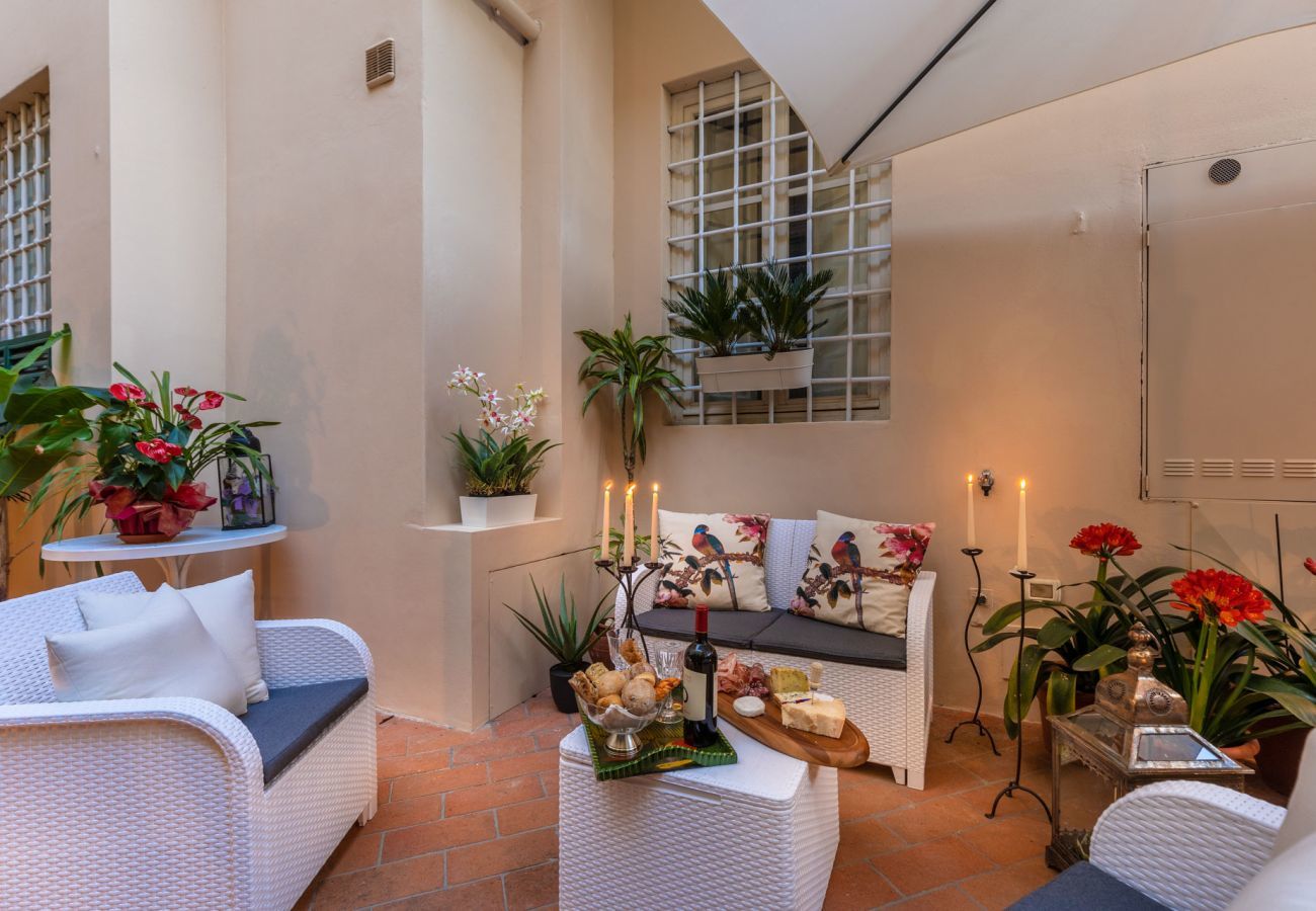 Ferienwohnung in Lucca - The Garden Along The Stream, romantic apartment with private garden inside the walls of Lucca