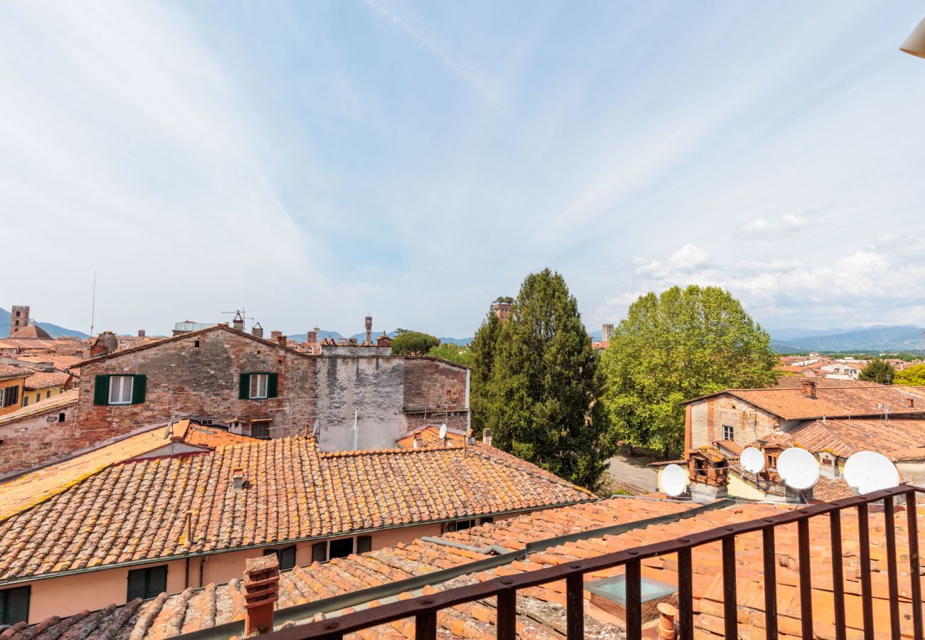 Ferienwohnung in Lucca - Casa La Guardia, a Classic 3 bedrooms Panoramic Apartment inside a Medieval tower dating back to 1100s within the Walls of Lucca