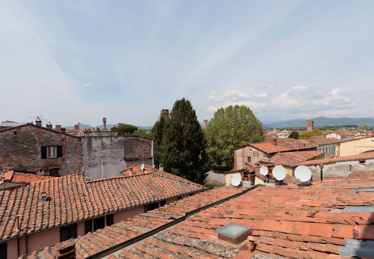 Ferienwohnung in Lucca - Casa La Guardia, a Classic 3 bedrooms Panoramic Apartment inside a Medieval tower dating back to 1100s within the Walls of Lucca