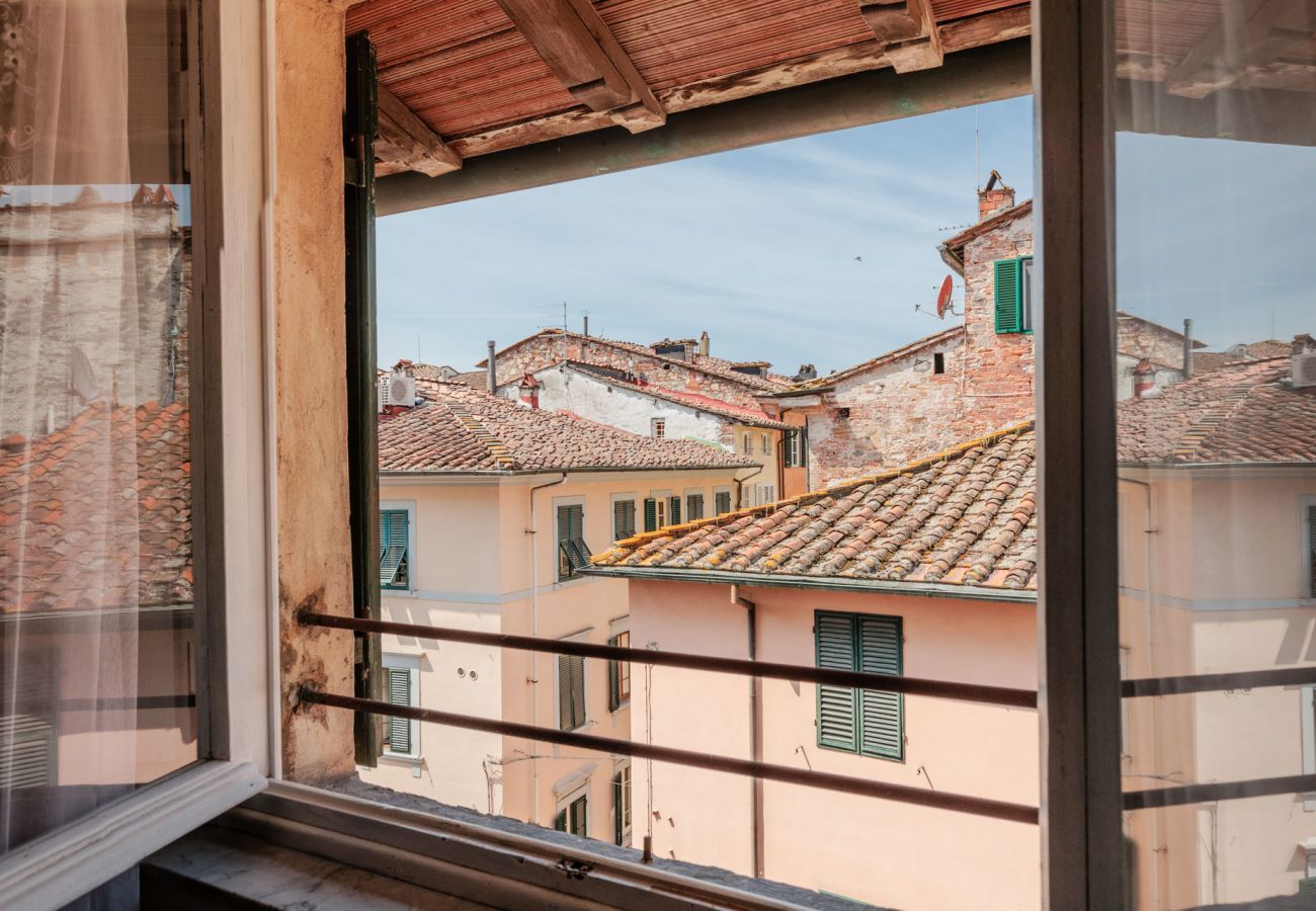 Ferienwohnung in Lucca - Casa La Guardia, a Classic 3 bedrooms Panoramic Apartment inside a Medieval tower dating back to 1100s within the Walls of Lucca