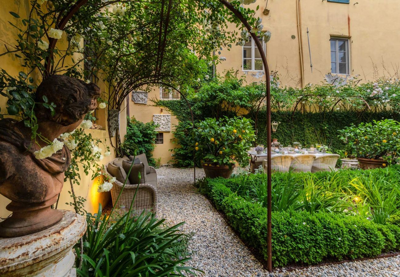 Ferienwohnung in Lucca - Casa Vanny Luxury Apartment with Private Garden in Lucca