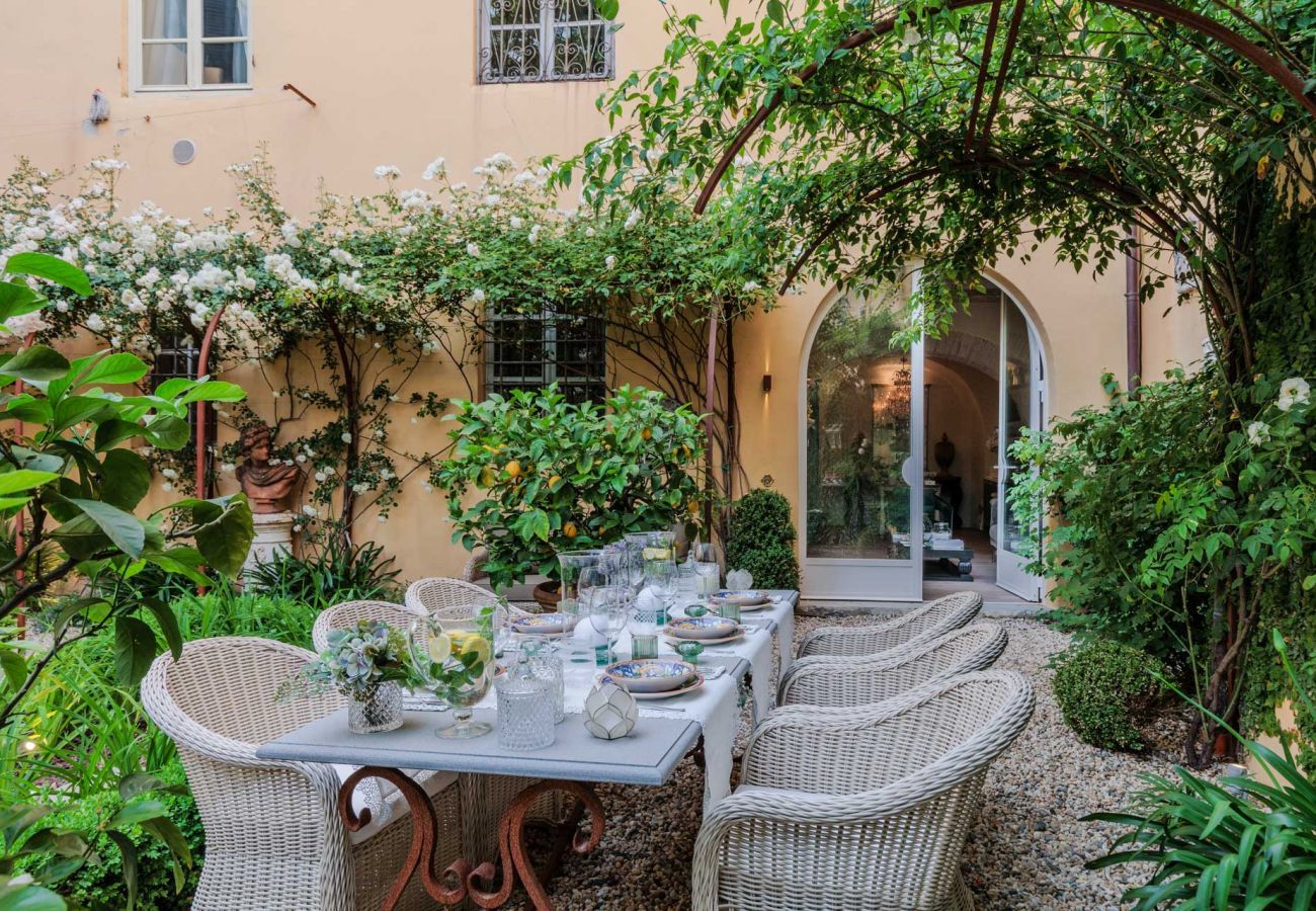 Ferienwohnung in Lucca - Casa Vanny, an Ultra Luxury Ground Floor Apartment with Private Garden inside the Walls of Lucca close to car parking and bus station