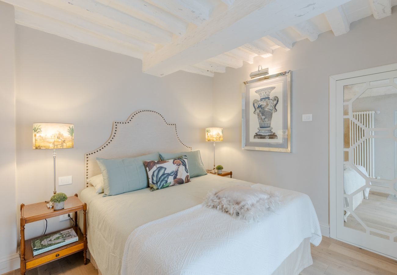 Ferienwohnung in Lucca - Casa Vanny, an Ultra Luxury Ground Floor Apartment with Private Garden inside the Walls of Lucca close to car parking and bus station