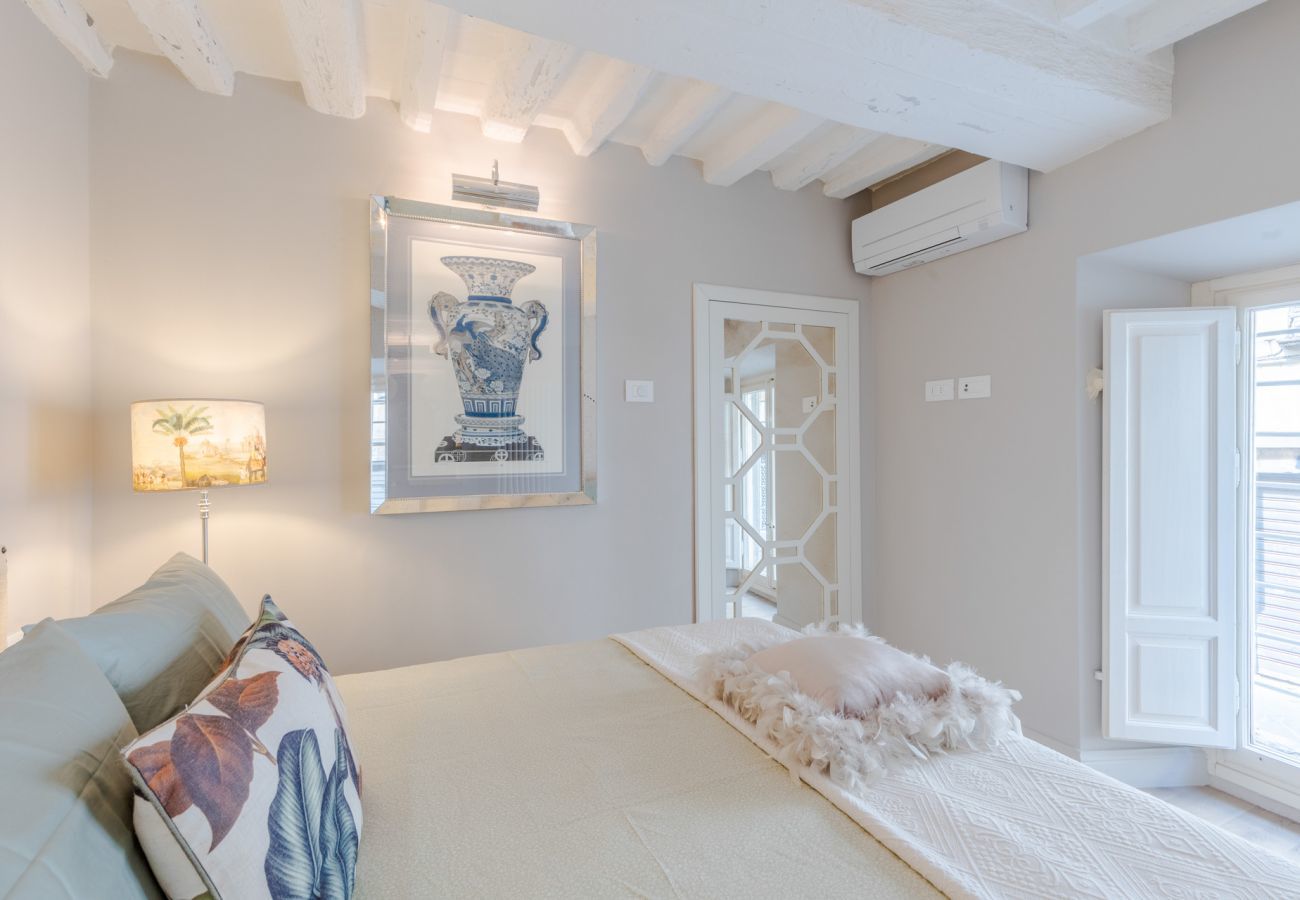 Ferienwohnung in Lucca - Casa Vanny, an Ultra Luxury Ground Floor Apartment with Private Garden inside the Walls of Lucca close to car parking and bus station