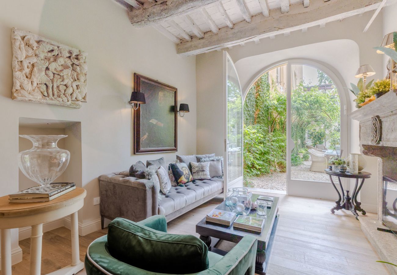 Ferienwohnung in Lucca - Casa Vanny, an Ultra Luxury Ground Floor Apartment with Private Garden inside the Walls of Lucca close to car parking and bus station