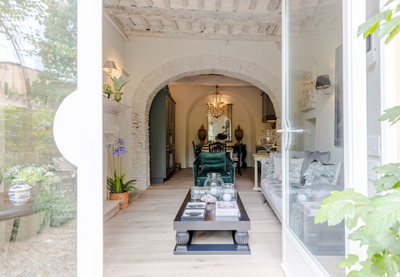 Ferienwohnung in Lucca - Casa Vanny, an Ultra Luxury Ground Floor Apartment with Private Garden inside the Walls of Lucca close to car parking and bus station