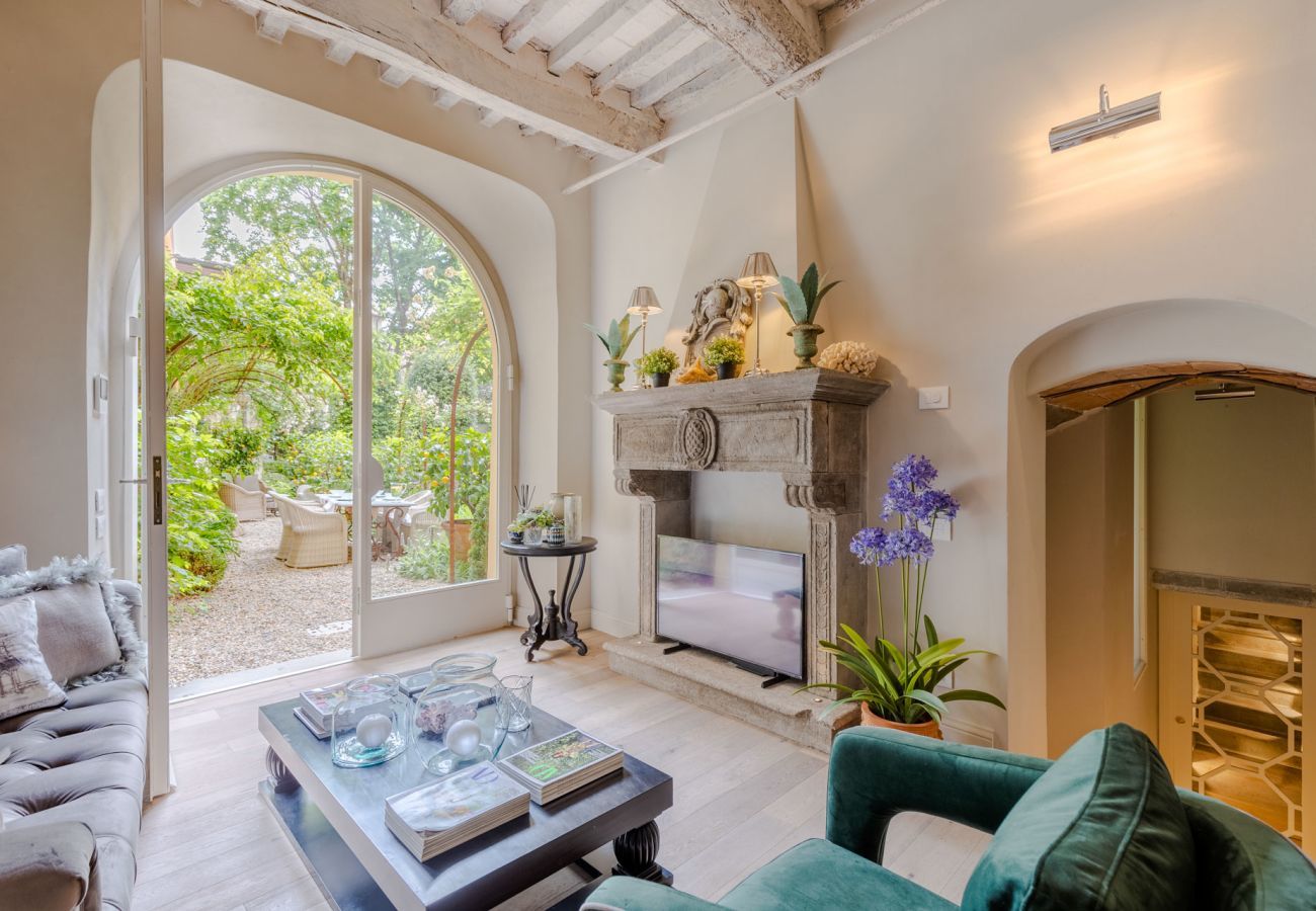 Ferienwohnung in Lucca - Casa Vanny, an Ultra Luxury Ground Floor Apartment with Private Garden inside the Walls of Lucca close to car parking and bus station