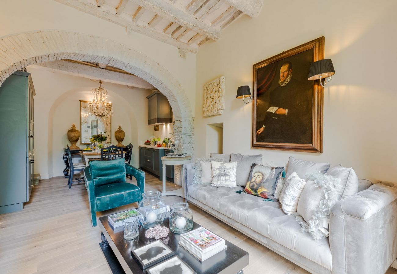 Ferienwohnung in Lucca - Casa Vanny, an Ultra Luxury Ground Floor Apartment with Private Garden inside the Walls of Lucca close to car parking and bus station