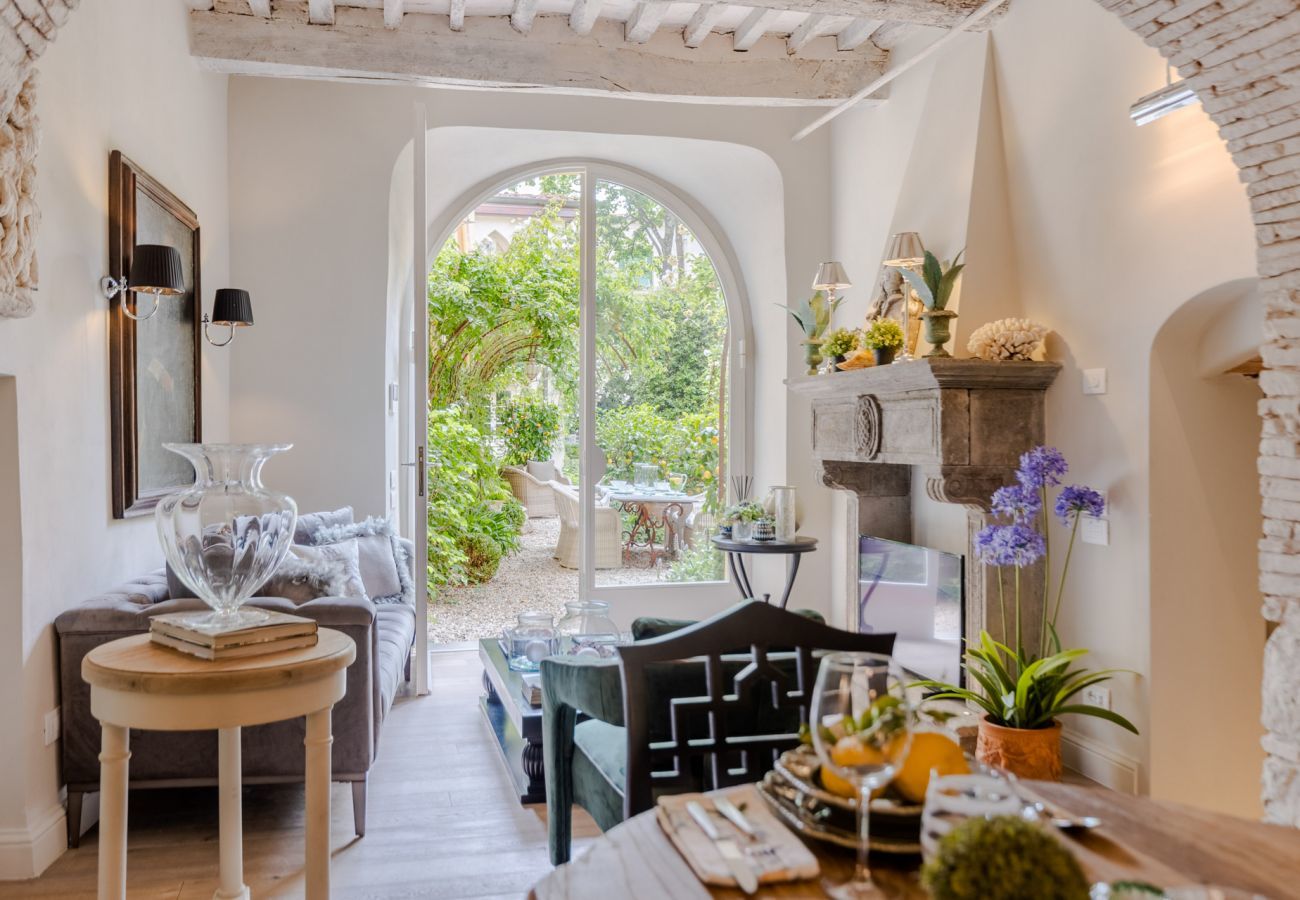 Ferienwohnung in Lucca - Casa Vanny, an Ultra Luxury Ground Floor Apartment with Private Garden inside the Walls of Lucca close to car parking and bus station