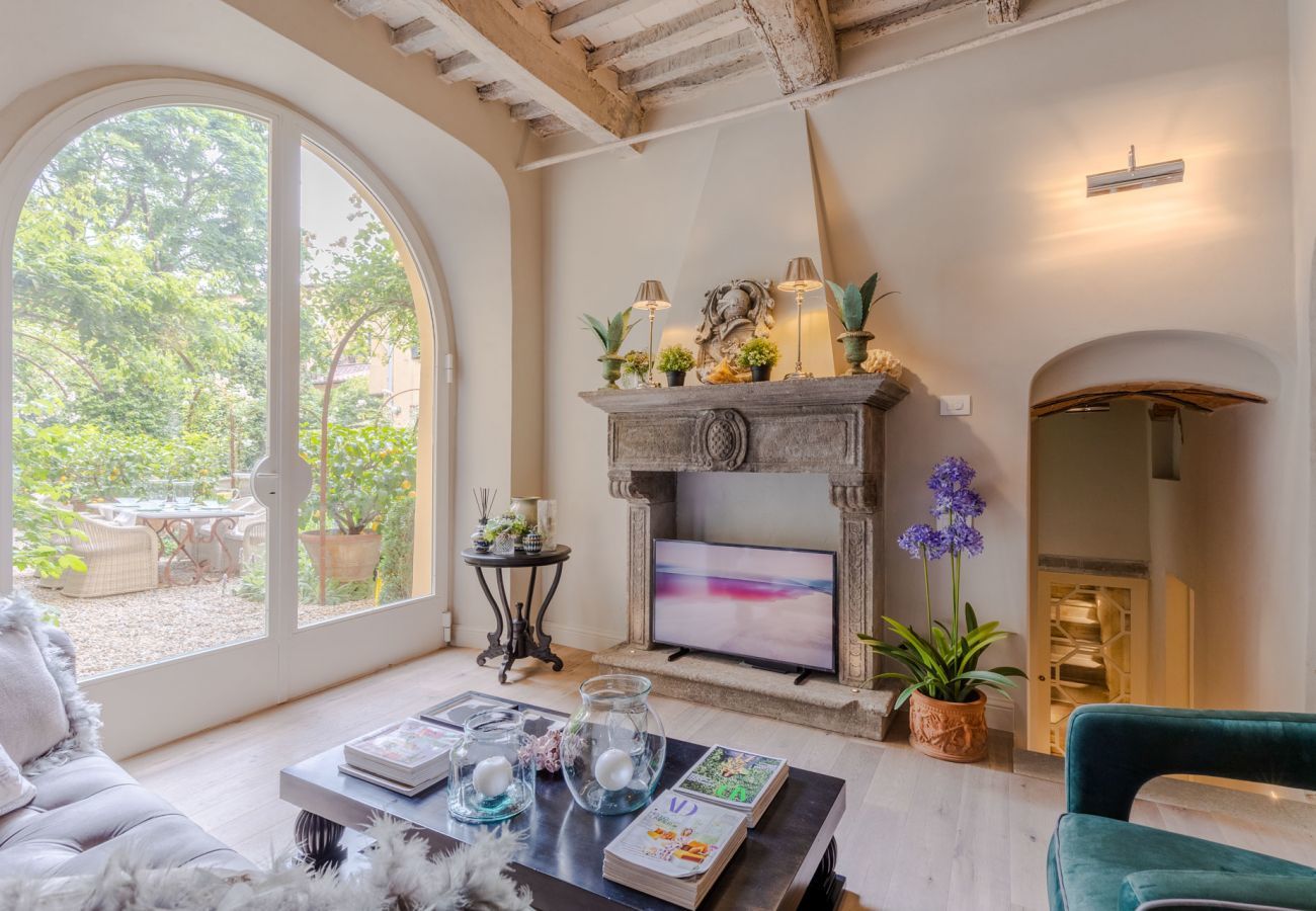 Ferienwohnung in Lucca - Casa Vanny, an Ultra Luxury Ground Floor Apartment with Private Garden inside the Walls of Lucca close to car parking and bus station