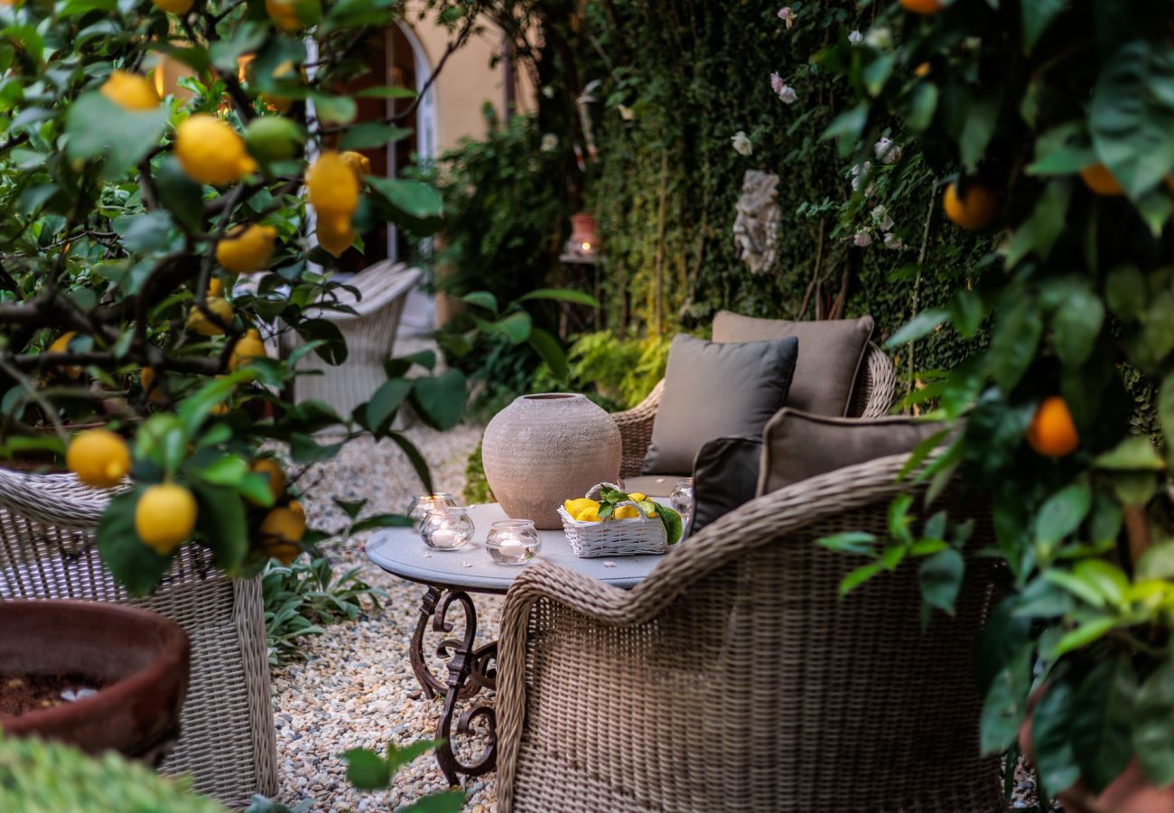 Ferienwohnung in Lucca - Casa Vanny, an Ultra Luxury Ground Floor Apartment with Private Garden inside the Walls of Lucca close to car parking and bus station