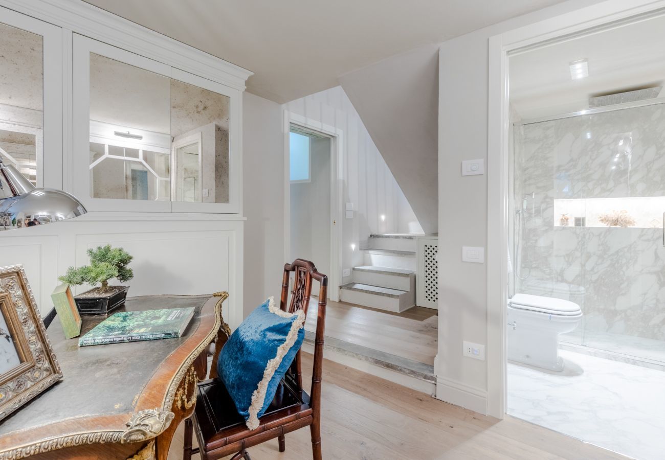 Ferienwohnung in Lucca - Casa Vanny, an Ultra Luxury Ground Floor Apartment with Private Garden inside the Walls of Lucca close to car parking and bus station