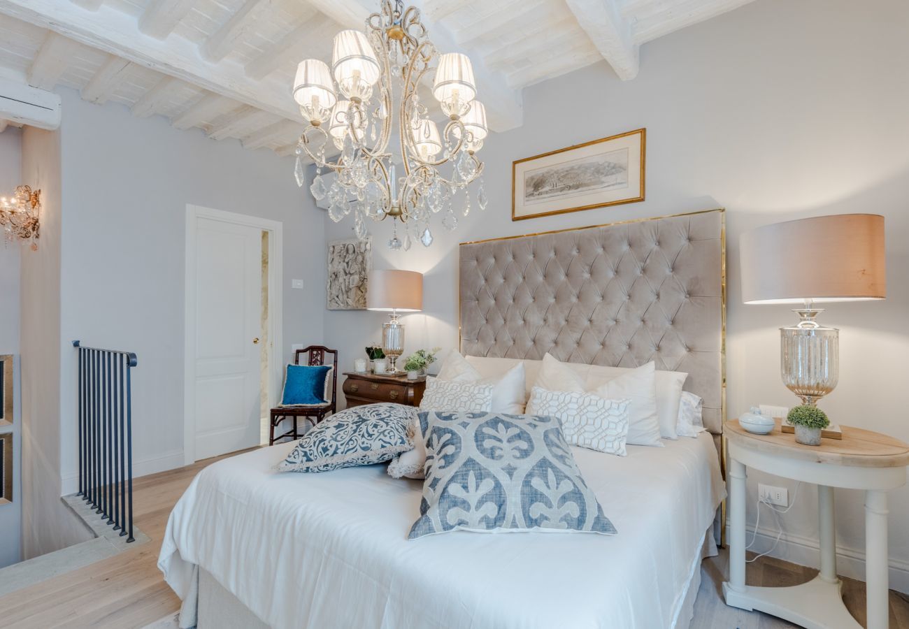 Ferienwohnung in Lucca - Casa Vanny, an Ultra Luxury Ground Floor Apartment with Private Garden inside the Walls of Lucca close to car parking and bus station