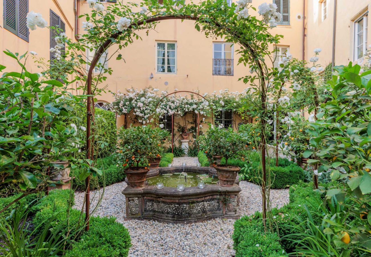 Ferienwohnung in Lucca - Luxury Apartment with Private Garden inside Lucca