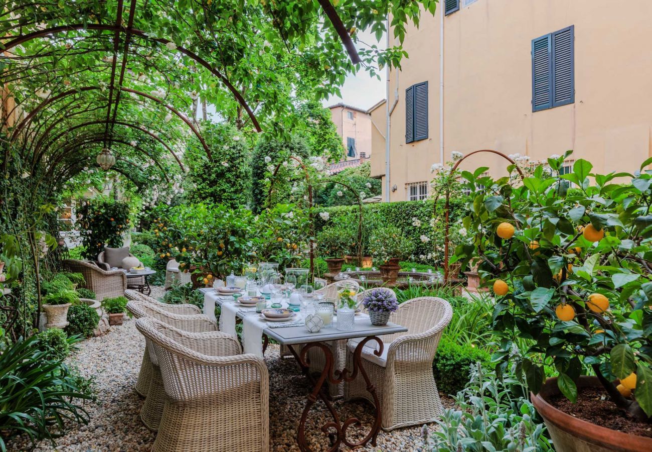 Ferienwohnung in Lucca - Casa Vanny, an Ultra Luxury Ground Floor Apartment with Private Garden inside the Walls of Lucca close to car parking and bus station