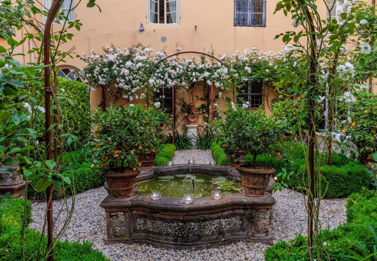 Ferienwohnung in Lucca - Casa Vanny, an Ultra Luxury Ground Floor Apartment with Private Garden inside the Walls of Lucca close to car parking and bus station