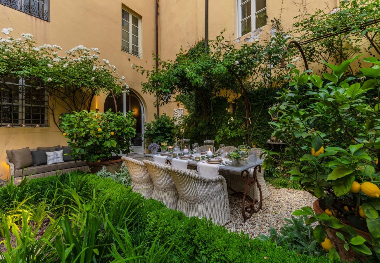 Ferienwohnung in Lucca - Casa Vanny, an Ultra Luxury Ground Floor Apartment with Private Garden inside the Walls of Lucca close to car parking and bus station