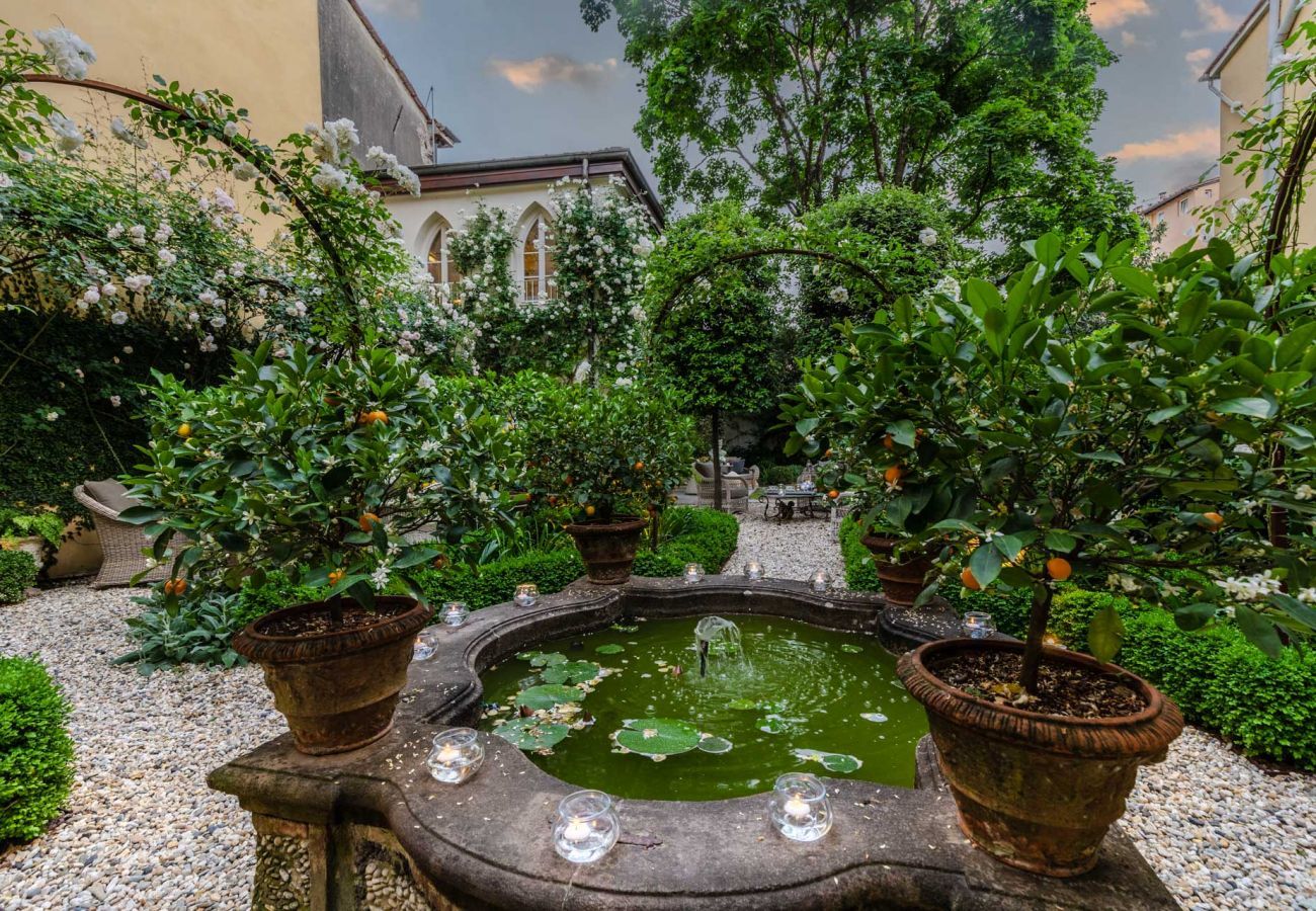 Ferienwohnung in Lucca - Casa Vanny, an Ultra Luxury Ground Floor Apartment with Private Garden inside the Walls of Lucca close to car parking and bus station