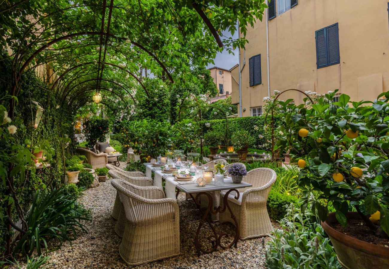 Ferienwohnung in Lucca - Casa Vanny, an Ultra Luxury Ground Floor Apartment with Private Garden inside the Walls of Lucca close to car parking and bus station