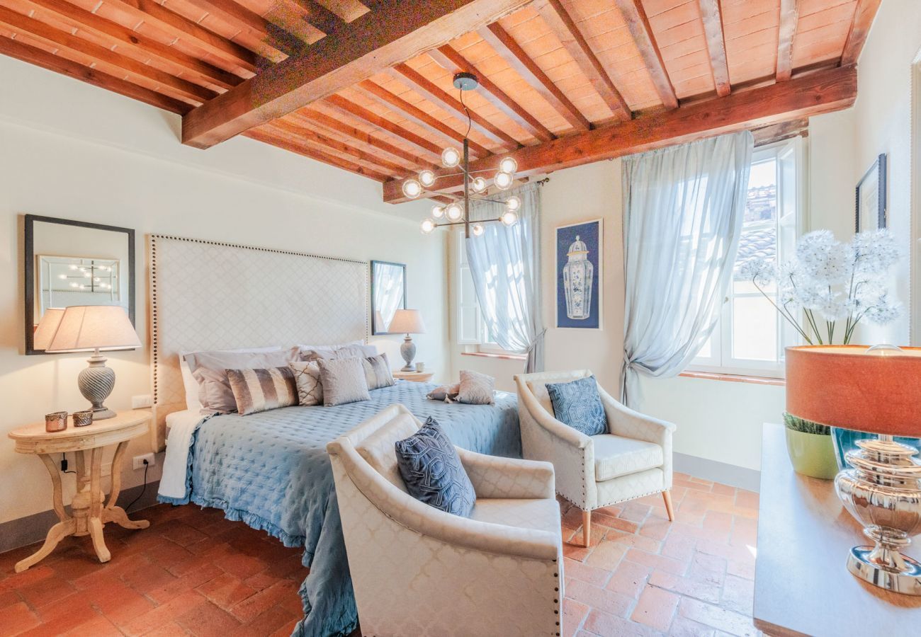 Ferienwohnung in Lucca - Casa Lucky, Romantic Modern 3 bedrooms Penthouse inside the Walls of Lucca