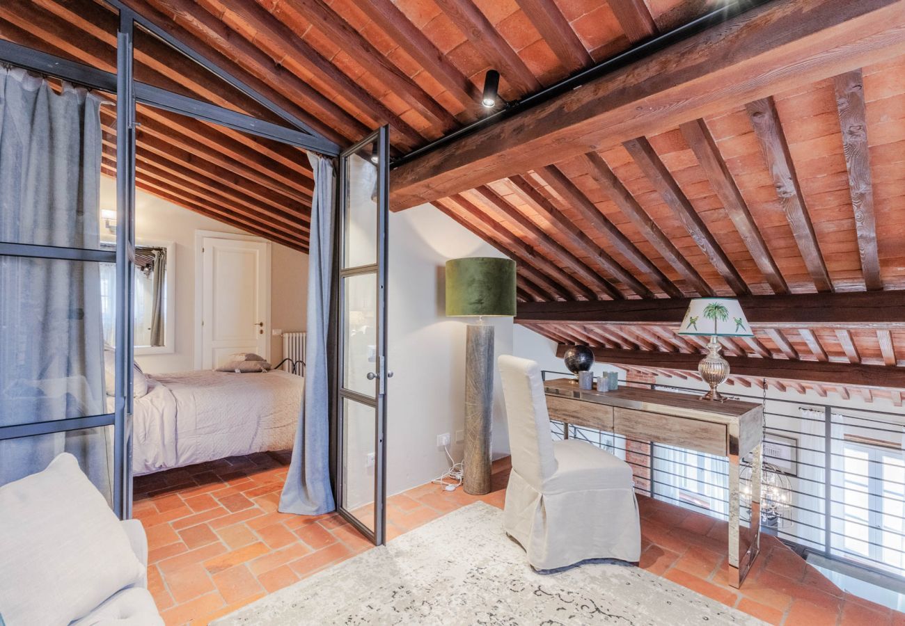 Ferienwohnung in Lucca - Casa Lucky, Romantic Modern 3 bedrooms Penthouse inside the Walls of Lucca