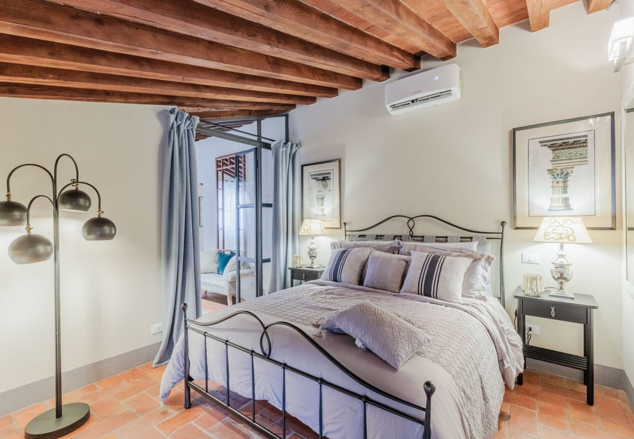 Ferienwohnung in Lucca - Casa Lucky, Romantic Modern 3 bedrooms Penthouse inside the Walls of Lucca