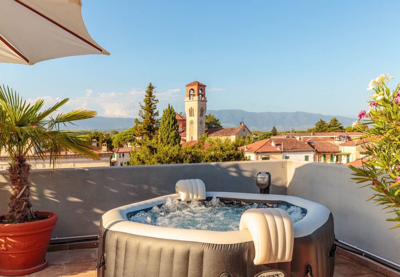 Ferienwohnung in Lucca - Casa Dieter, a superb 2 bedrooms Apartment with Grand Terrace and private parking in Central Lucca