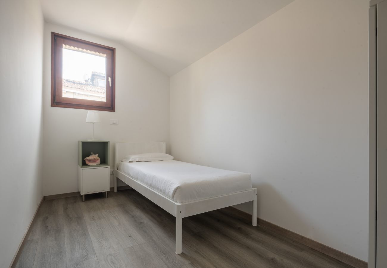 Ferienwohnung in Santa Croce - Bright Apartment On Venetian Roofs R&R