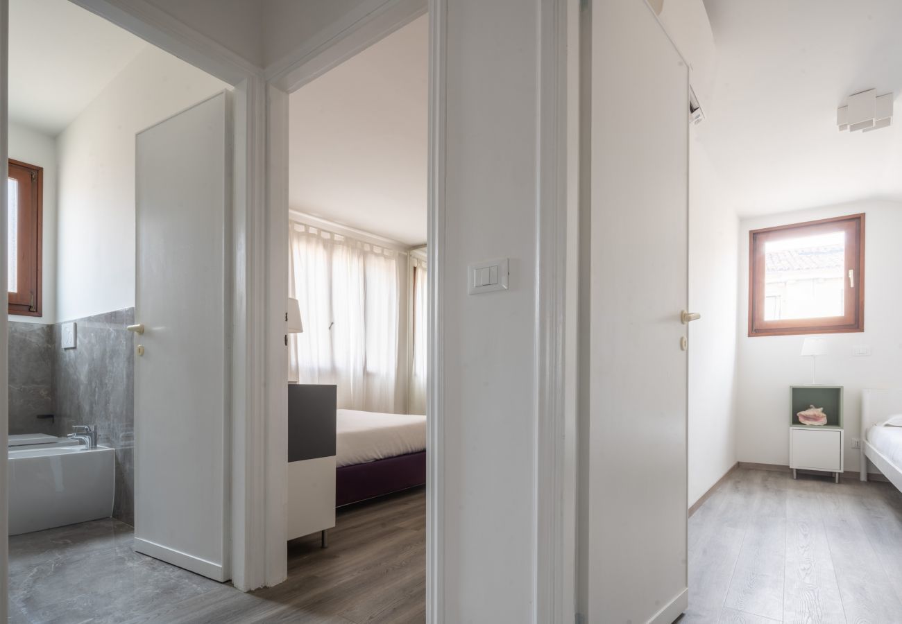 Ferienwohnung in Santa Croce - Bright Apartment on Venetian Roofs R&R