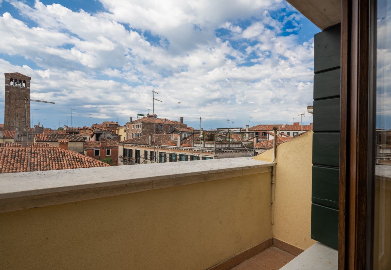 Ferienwohnung in Santa Croce - Bright Apartment on Venetian Roofs R&R