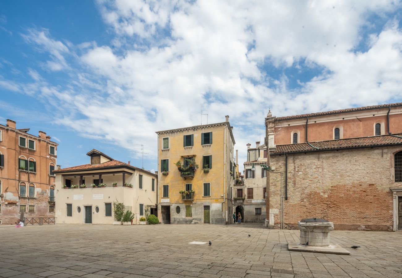 Ferienwohnung in Santa Croce - Bright Apartment on Venetian Roofs R&R