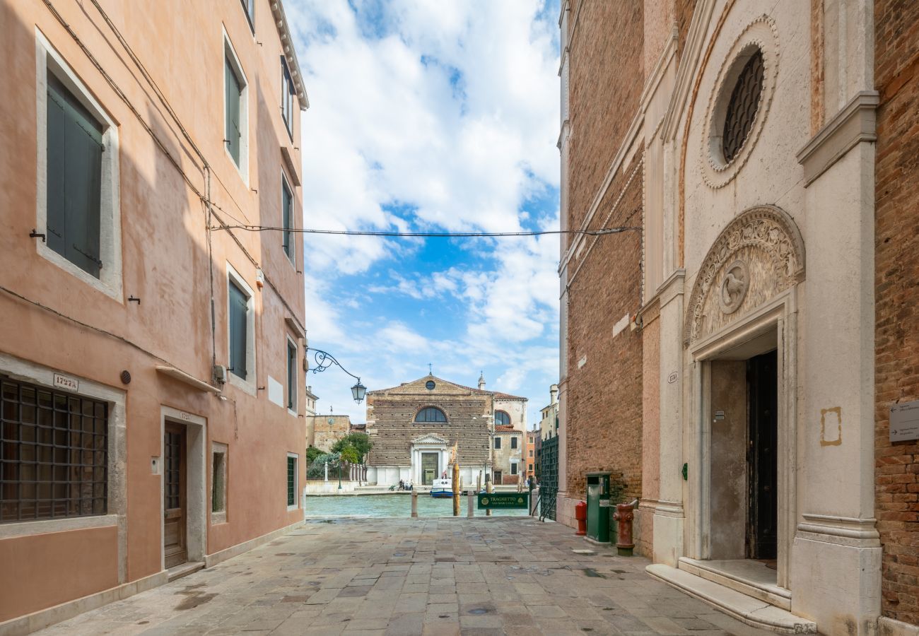 Ferienwohnung in Santa Croce - Bright Apartment on Venetian Roofs R&R