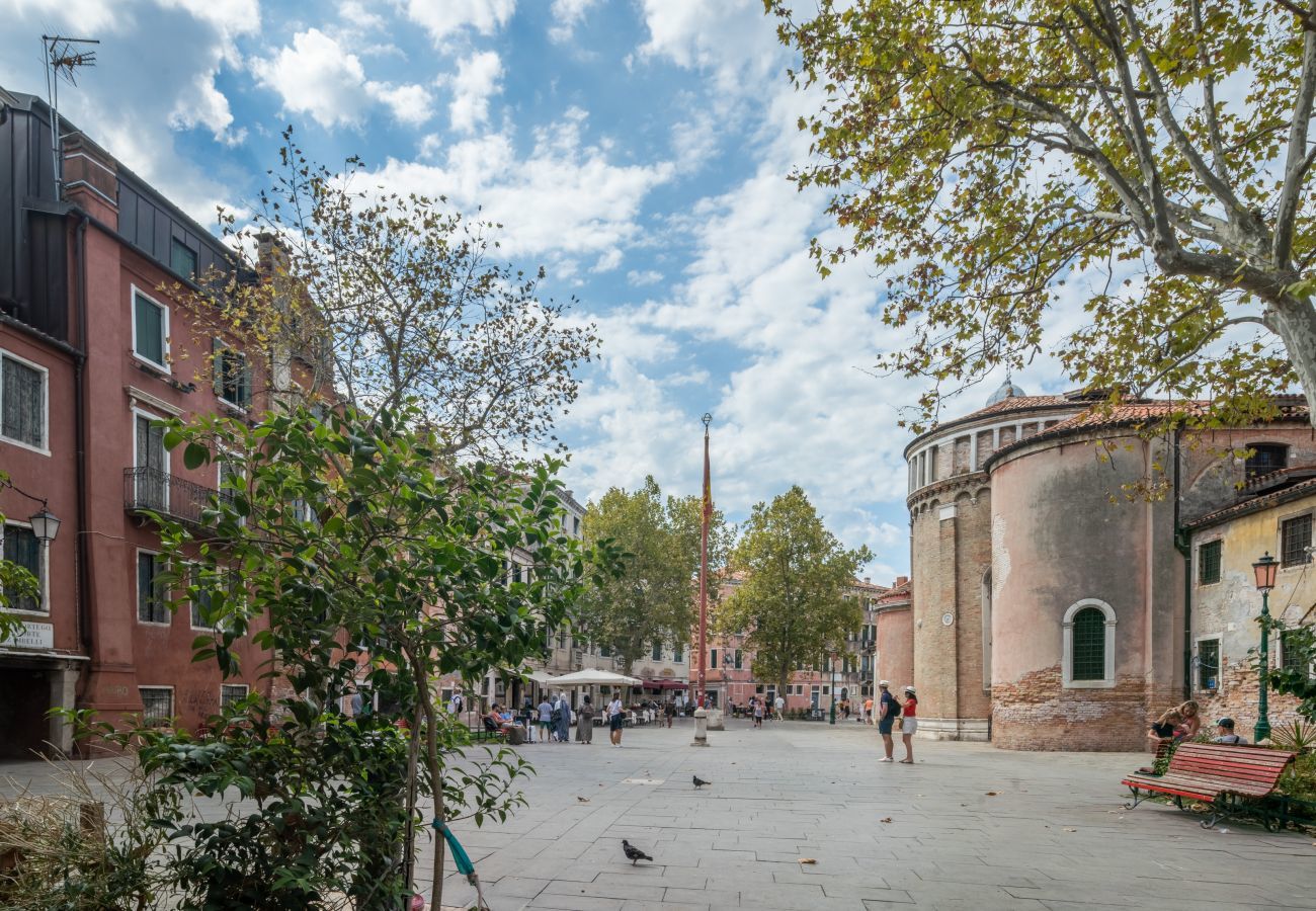 Ferienwohnung in Santa Croce - Bright Apartment On Venetian Roofs R&R