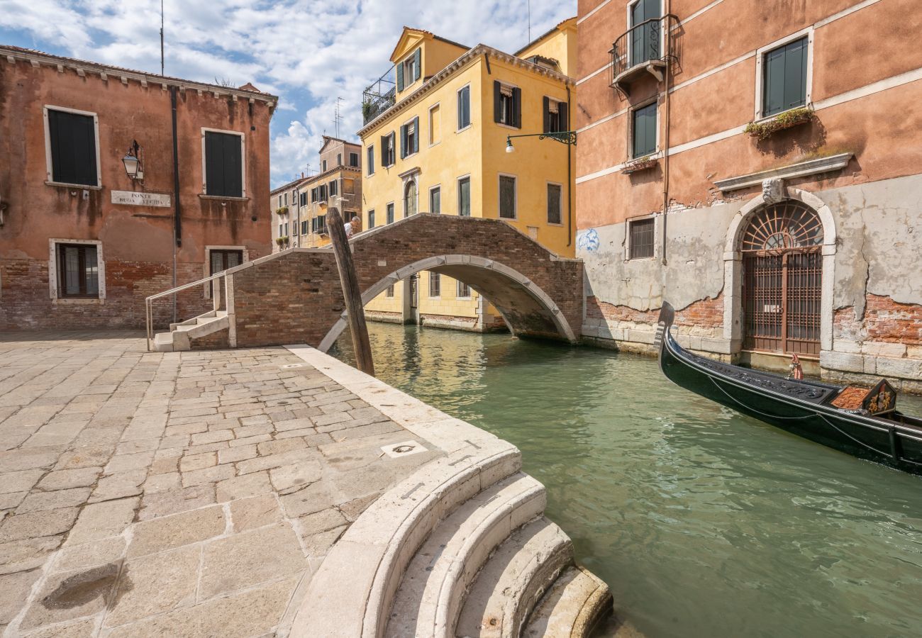 Ferienwohnung in Santa Croce - Bright Apartment on Venetian Roofs R&R