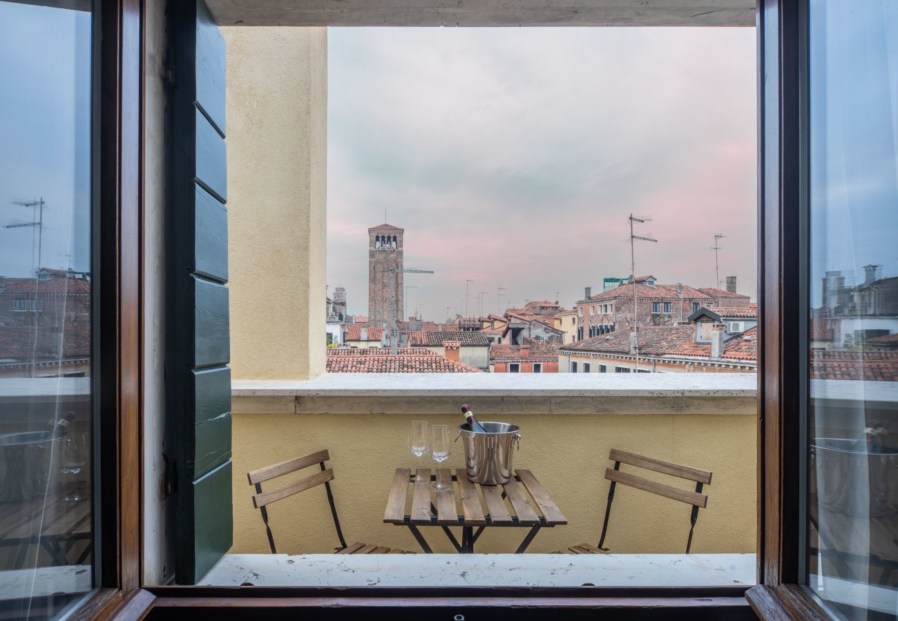 Ferienwohnung in Santa Croce - Bright Apartment On Venetian Roofs R&R