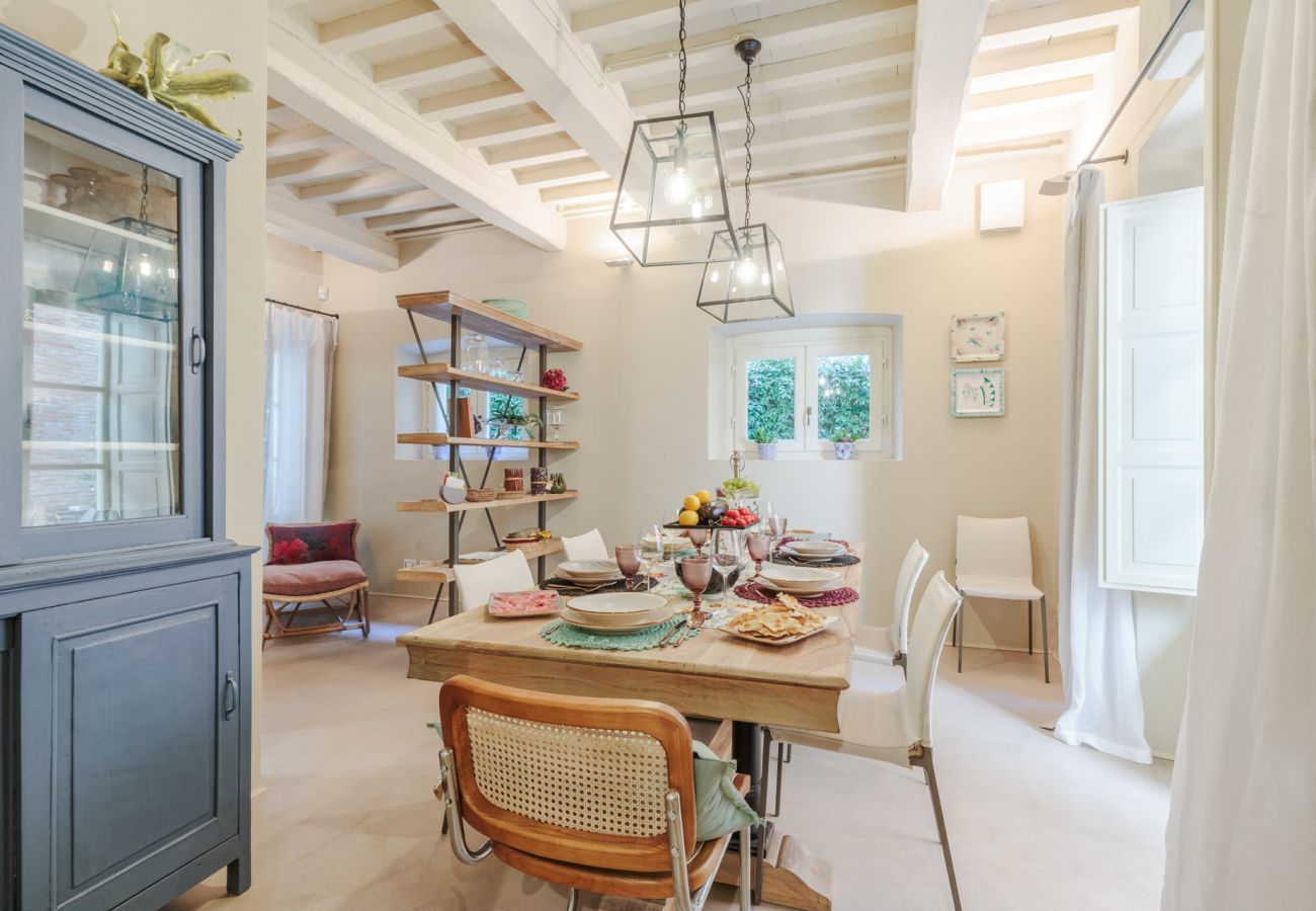 Ferienwohnung in Lucca - Vissi D'Arte, a Luxury Ground Floor Apartment with Private Garden inside the Walls of Lucca