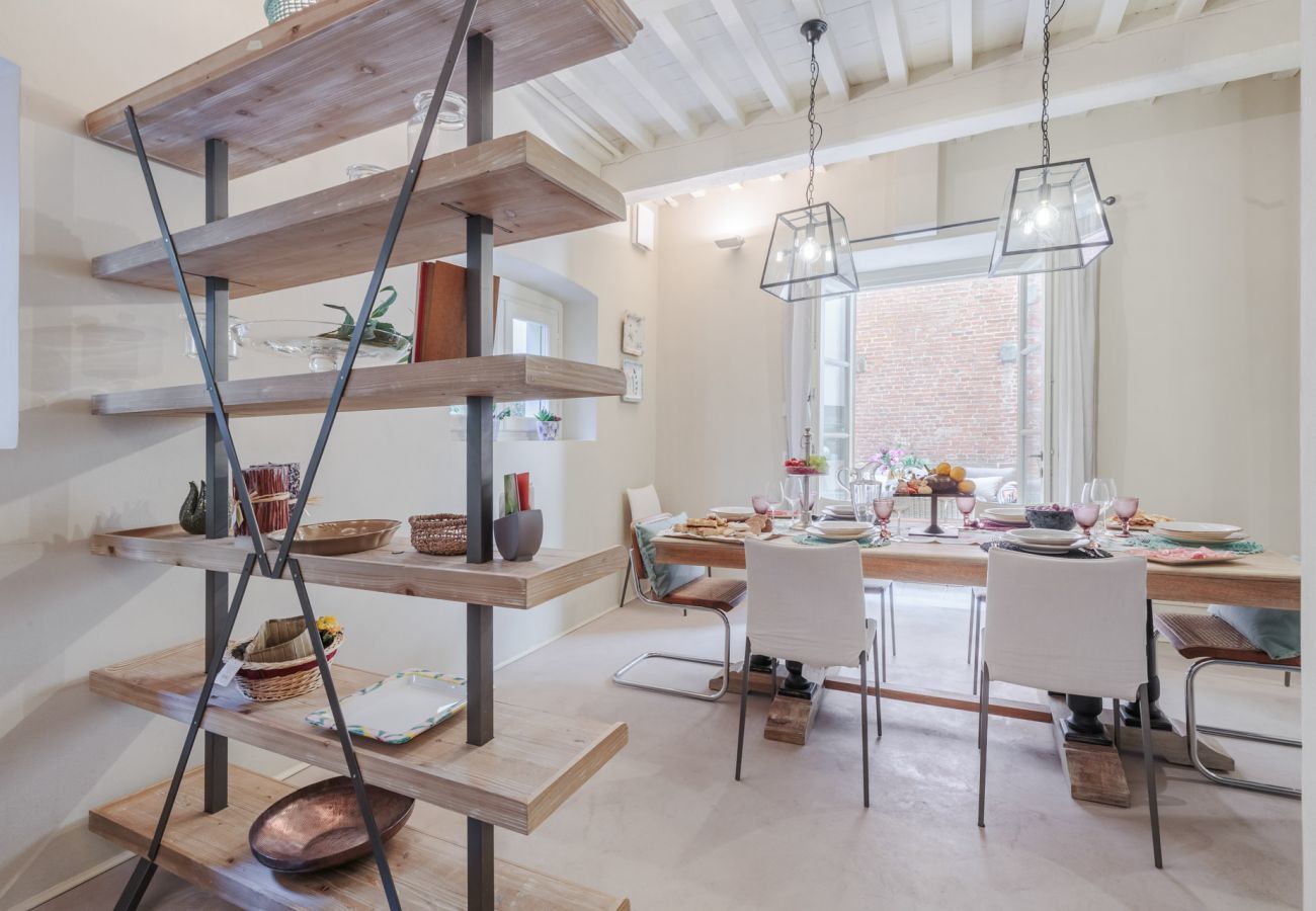 Ferienwohnung in Lucca - Vissi D'Arte, a Luxury Ground Floor Apartment with Private Garden inside the Walls of Lucca