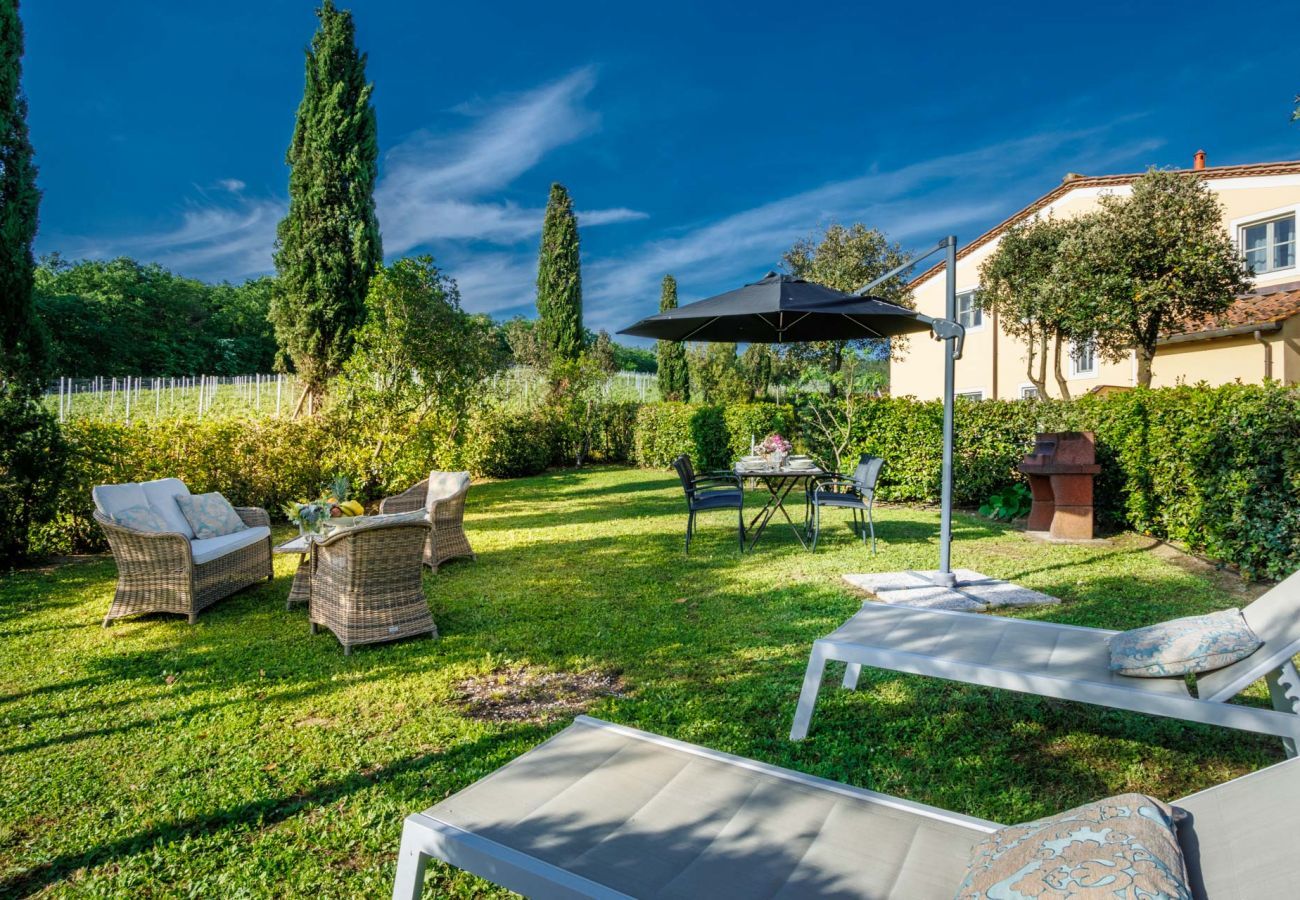 Ferienwohnung in Monte San quirico - Pietro Farmhouse Apartment in Wine Resort in Lucca