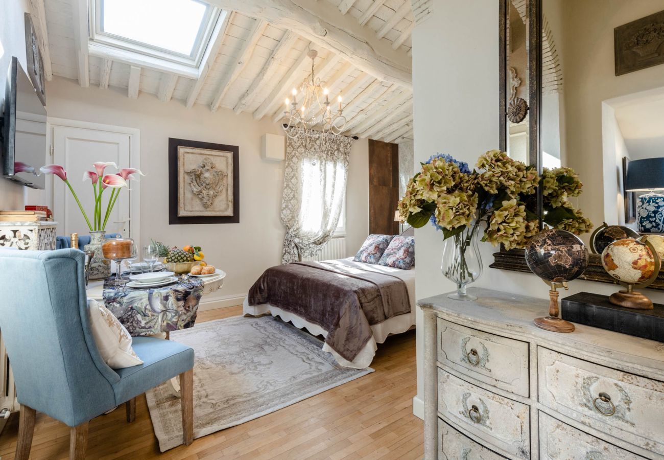 Ferienwohnung in Lucca - Moro Studio Suite, Classy and Romantic Apartment in Lucca