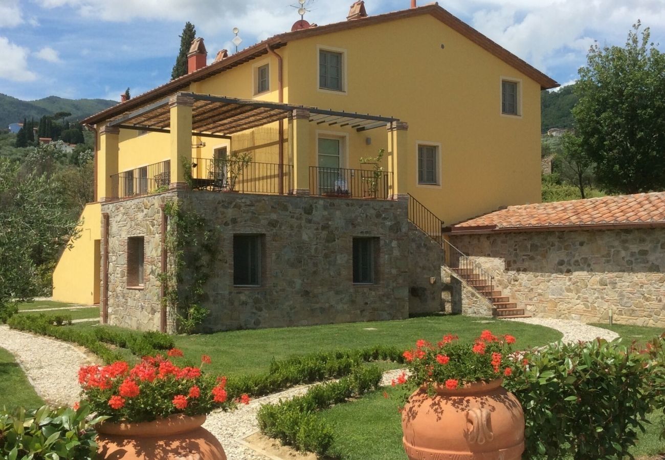 Ferienwohnung in San Gennaro - Casa Lucchese, a farmhouse apartment with pool on the hills of Lucca