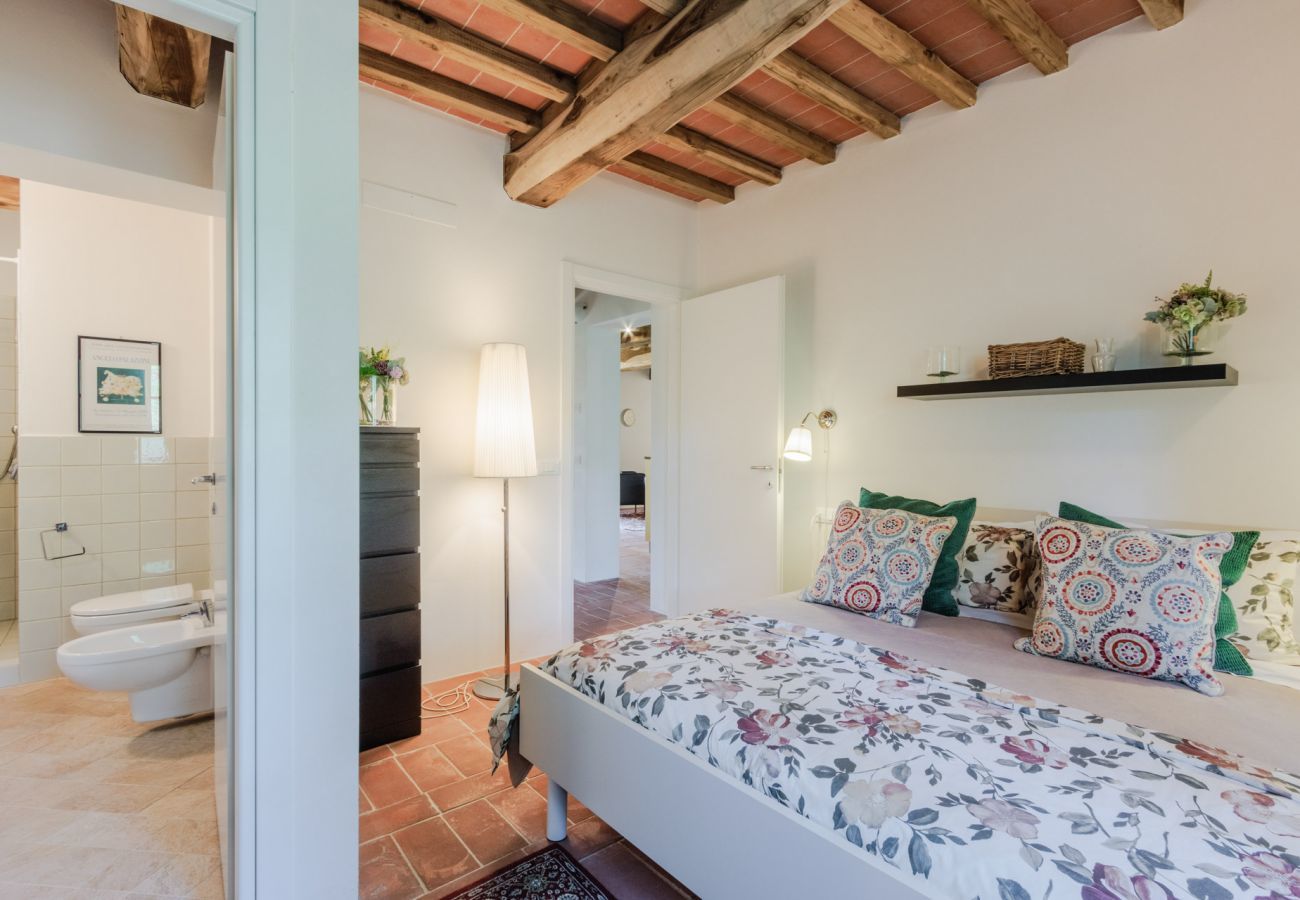 Ferienwohnung in San Gennaro - Casa Lucchese, a farmhouse apartment with pool on the hills of Lucca