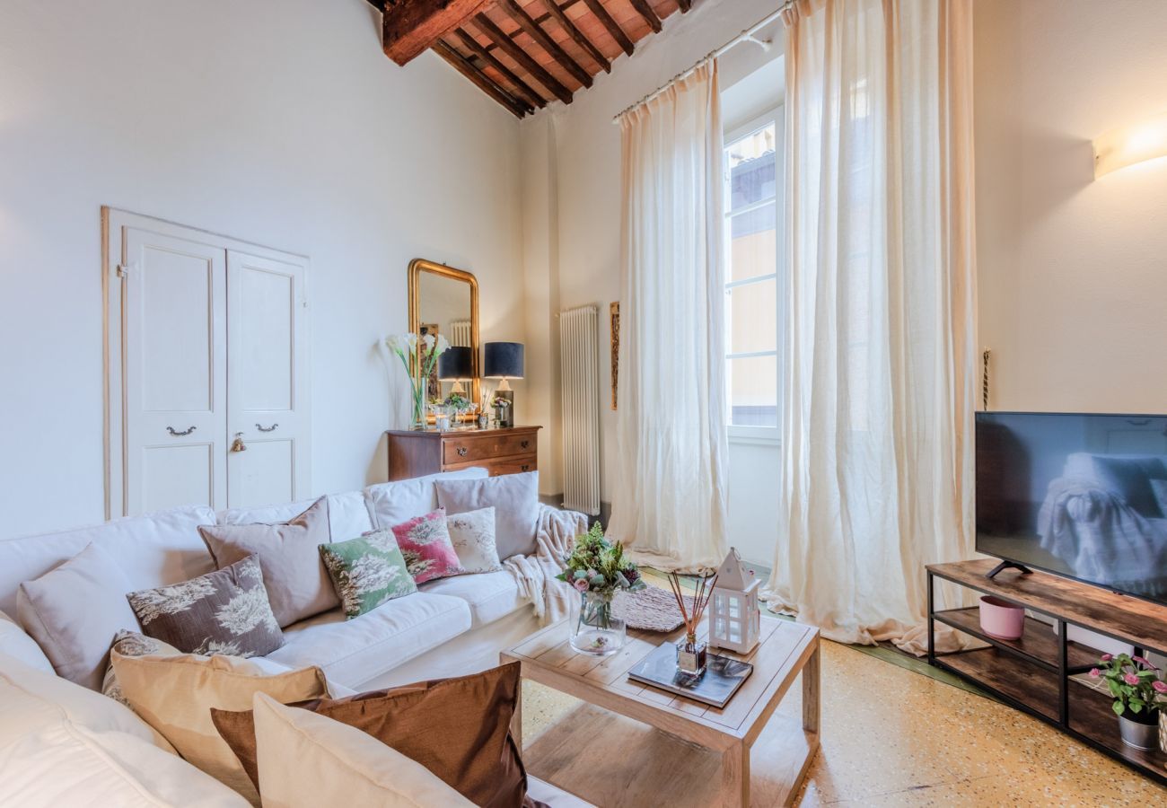 Ferienwohnung in Lucca - Elegant Apartment in a Quiet Street inside the Walls Of Lucca