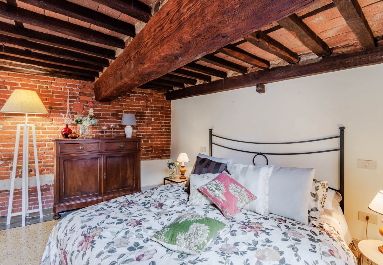 Ferienwohnung in Lucca - Elegant Apartment in a Quiet Street inside the Walls Of Lucca